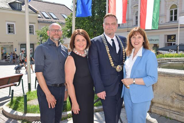Auch die Vizebürgermeister Rainer Praschak, Franziska Olischer (von links) und Silvia Drechsler (rechts) gratulierten dem neuen Bürgermeister zur Wahl. | Foto: Stadtgemeinde Mödling / Schlechta