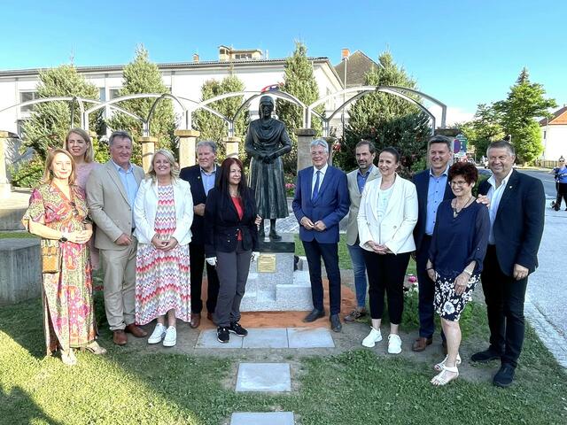 Große Zahl an Ehrengästen bei der Enthüllung, von links: Gemeinderätin Marion Schuhai, Stadt- und Bundesrätin Isabella Theuermann, NRAbg. und Gemeinderat Johann Weber, Bundesrätin Claudia Arpa, Präsident Franz Bachhiesl, Hortensia, LH Peter Kaiser, NRAbg. Christian Ragger, Vizebürgermeisterin Michaela Lientscher, Landesrat Daniel Fellner, die Obfrau des Kulturausschusses Johanna Cesar und LAbg. Harald Trettenbrein.
 | Foto: Stadtgemeinde Wolfsberg