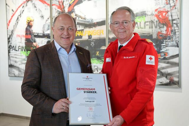 Andreas Klauser (CEO der Palfinger AG) und Werner Aufmesser, der Präsident des Salzburger Roten Kreuzes (v.l.). | Foto: Rotes Kreuz Salzburg/PALFINGER AG