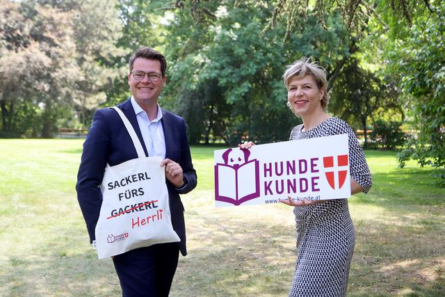 Tierschutzstadtrat Jürgen Czernohorszky und Eva Persy, Leiterin der Tierschutzombudsstelle, freuen sich, dass das Projekt gut ankommt. | Foto: Stadt Wien/Votava