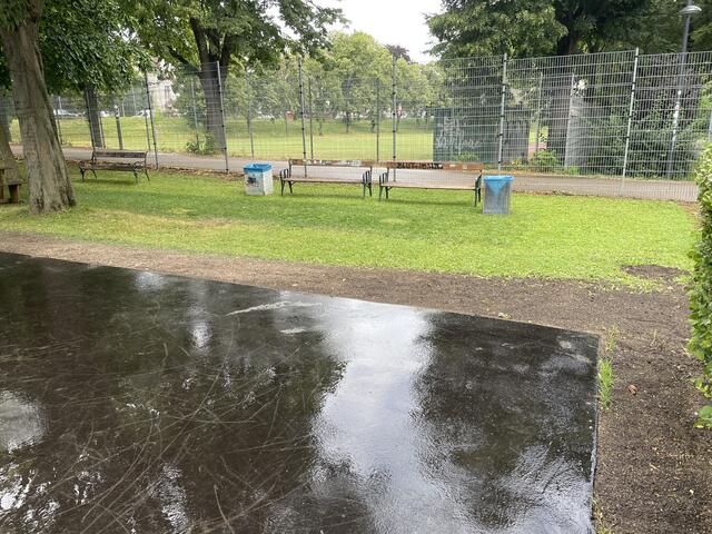 Neu ist auch eine Chill-Out-Area: Dafür wurde der Zaun und die Sitzbänke in die Grünflächen verlegt.  | Foto: Rieger/RMW