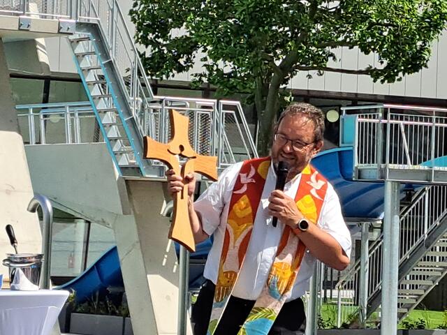 Natürlich bekam das Stadtbad auch ein neues Kreuz, welches auch gesegnet wurde. | Foto: Stefanie Machtinger
