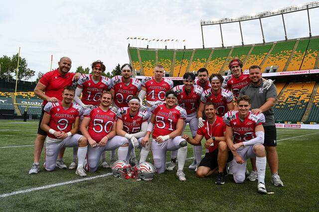 Gigantisch: Diese zwölf Spieler und drei Coaches der Giants holten sich in Kanada WM-Bronze. Kniend (v.l.) Timo Sommer, Moritz Pirer, Jonas Dachs-Wiesinger, Maximilian Varetza, Coach Stefan Pokorky, Fritz Bleckmann 
Stehend (v.l.): Coach Christoph Kipperer, Moritz Koschak, Dominik Suppan, Alexander Auer, Valentin Bader, Maximilian Moisenbichler, Josef Rock, Valentin Reißner, Coach Michael Nuck. | Foto: Pirer