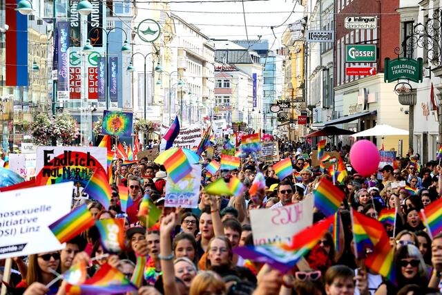 Heuer findet die Linzpride am ersten Juliwochenende statt. Am Samstag, 6. Juli, ziehen Tausende für die Rechte der LGBTIQ*-Community durch die Stadt. | Foto: Hosi Linz/Markus Pichler Scheder