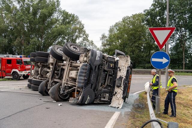 Aus unbekannter Ursache ist ein voll beladener Betonmischwagen im Bereich der Steyreggerbrücke umgestürzt. Die Verkehrsbehinderungen dauern noch an. | Foto: Team Fotokerschi.at/Scharinger