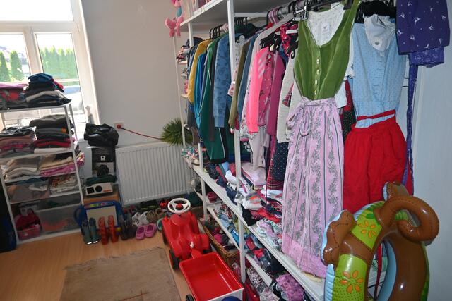 Auch Kleidung gehört (wie Nonfood) zum Angebot des Sozialen Netzwerkes. | Foto: Martin Schöndorfer, 2024