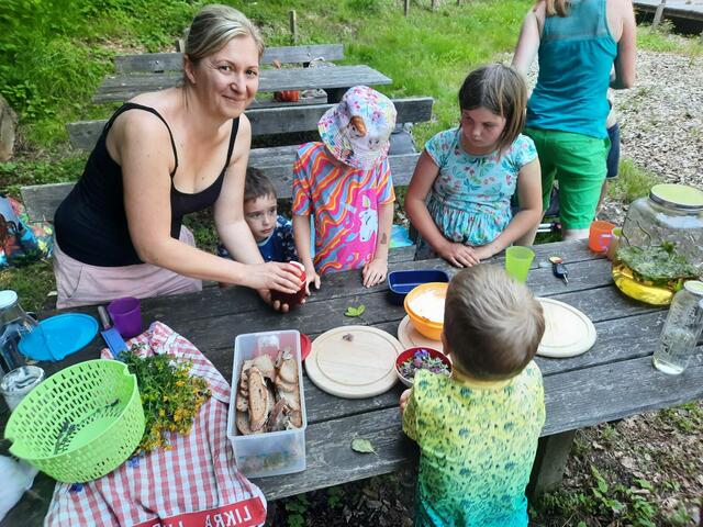 Die Kräuterpädagogin Tanja Stingeder von der Gesunden Gemeinde besuchte das „Offene Treffen“ in den Holzwelten und bereitete mit den Kindern eine Wildkräuter-Jause zu | Foto: Kloibhofer/Stingeder