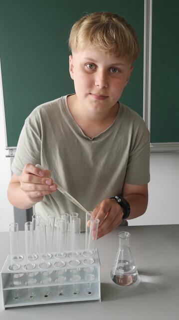 Forscherluft schnuppern: der 13-jährige Jakob Loibingdorfer nimmt an der Forschungswoche für Nachwuchstalente teil.
 | Foto: TNMS1 Grieskirchen
