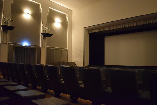 Prunkstück des Kinola ist der, fast komplett erhaltene und restaurierte, Kinosaal "Ferdinand". Hier trifft Tradition Moderne.