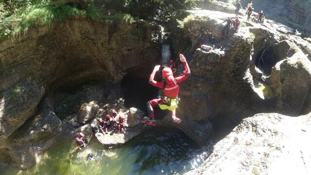Abkühlung von den hochsommerlichen Temperaturen fanden die Kinder beim Canyoning, Rafting und Schwimmen. | Foto: Sport/Mittelschule St. Valentin/Schubertviertel