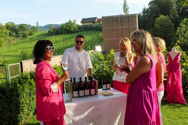 Rund 200 Gäste konnten bei bester Aussicht und kulinarischen Genüssen am Langut am Pößnitzberg bei der Pink &amp; White bubble night begrüßt werden.  | Foto: Landgut am Pößnitzberg