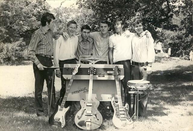 Robert Maszariks ehemalige Band, die Flintstone Corportation, mit ihrem Manager im Jahr 1967 vor einem Auftritt im Resselpark. | Foto: Karin Maszarik