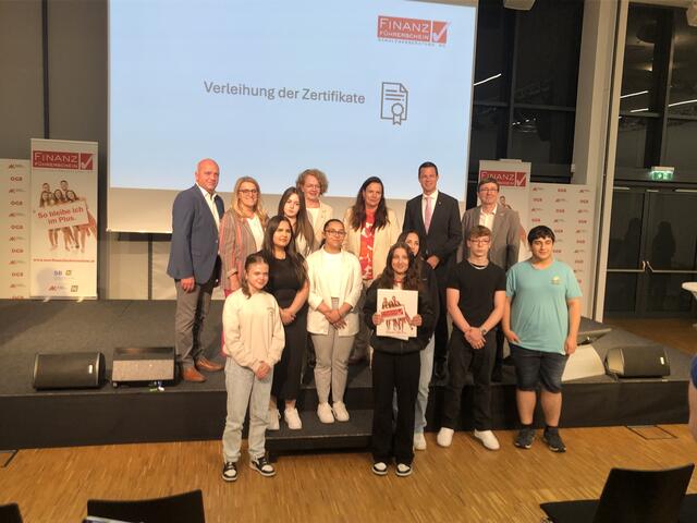 Klasse A: ganz hinten: Markus Wieser, Ulrike Königsberger-Ludwig, Christiane Teschl-Hofmeister, Bettina Heise, Karl Frithum, Michael Lackenberger SchülerInnen von links nach rechts: Lena Klotz, Emeli Imeraj, Albiona Cetaj, Angelina Jovanovic, Selina Grabensberger, Nadine Delic, Alesandro Donner und Andrew Antoun.  | Foto: PTS Mistelbach