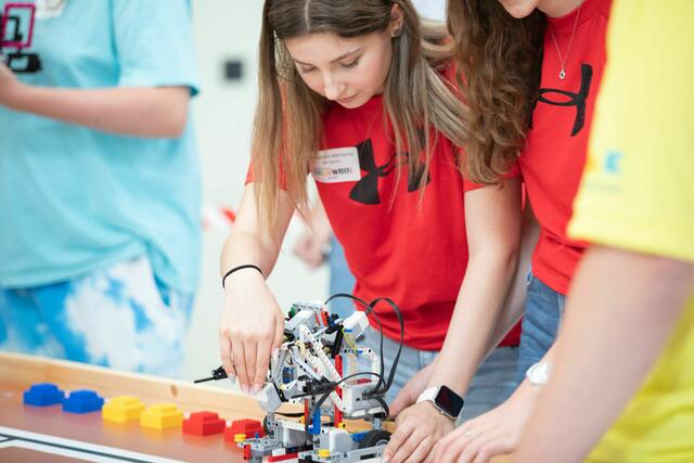 Die Teilnehmer mussten einen vorab selbst gebauten, programmierten Roboter neu zusammensetzen und spezifisch adaptieren. | Foto: B&amp;R