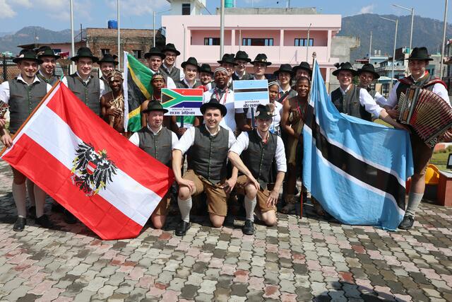 Pfarrwanger Schuhplattler zu Besuch in Nepal. | Foto: Pfarrwanger Schuhplattler