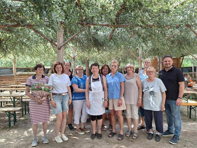 Gertrude Larnsack, Daniela Freiberger, Gerlinde Linzer, Hilda Milanovits, Maria Rancz, Gabriela Schumitsch, Maria Tumaras-Reisner, Maria Lackner, Erna Niklos, Emilie Larnsack und Thomas Niklos. | Foto: Gde. Unterfrauenhaid