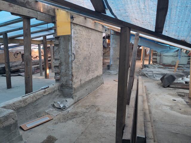 In der Spengergasse wurde das Dach durch Planen ersetzt. | Foto: Grüne Wien