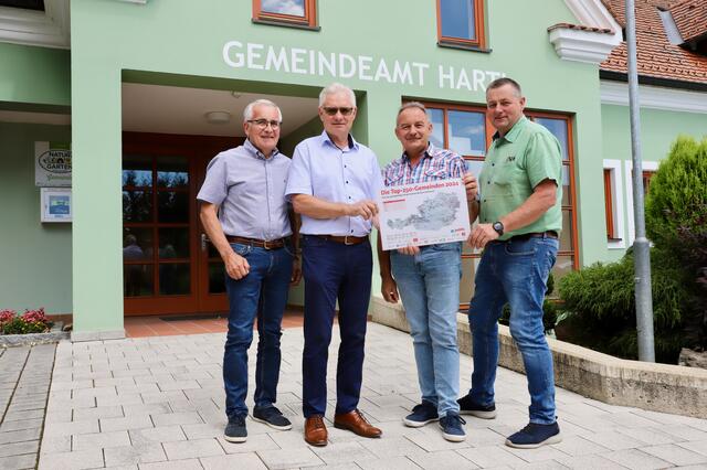 Freude bei Gemeindekassier Anton Peheim, Bürgermeister Hermann Grassl, Amtsleiter Franz Pußwald und Vizebürgermeister Josef Radl (v.l.). | Foto: Alfred Mayer 