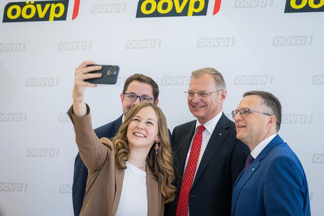 Ein Selfie mit den Kollegen musste fast sein: Hiegelsberger, Plakolm, Stelzer, Wöginger (v. l.). | Foto: OÖVP