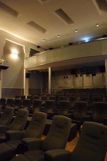 Prunkstück des Kinola ist der, fast komplett erhaltene und restaurierte, Kinosaal "Ferdinand". Hier trifft Tradition Moderne.