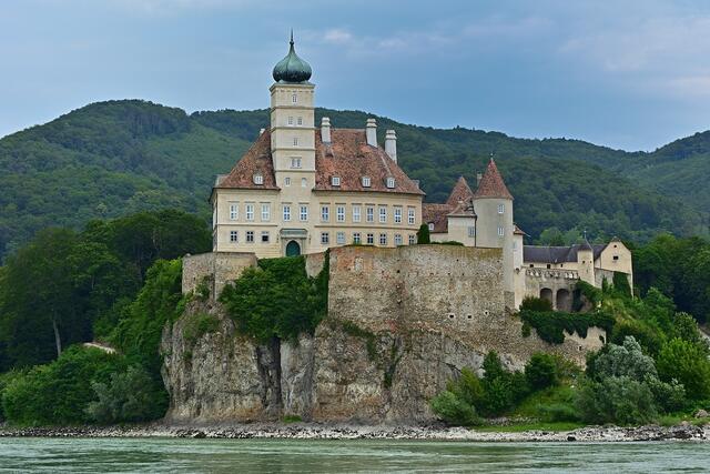 Die Wachau ist bekannt für ihre Weinterassen, Burgruinen und charmanten Dörfer.
 | Foto: Pixabay/ jggrz 