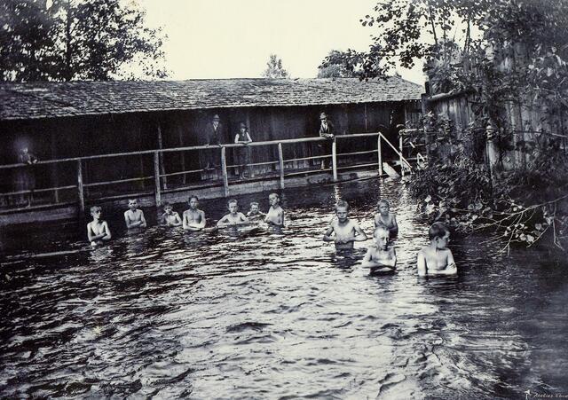 Das Foto aus dem Jahr 1872 zeigt das „Mattigbad“ in Mattighofen, das auch dem Gasthaus „Badhaus“ seinen Namen gegeben hat. | Foto: Bernroithner