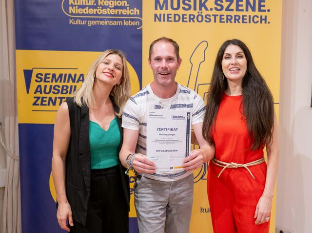 Florian Lackinger aus Ottenschlag im Bild mit Lehrgangsleiterin Christina Weiß und der Vortragenden Monika Ballwein. | Foto: Erich Marschik