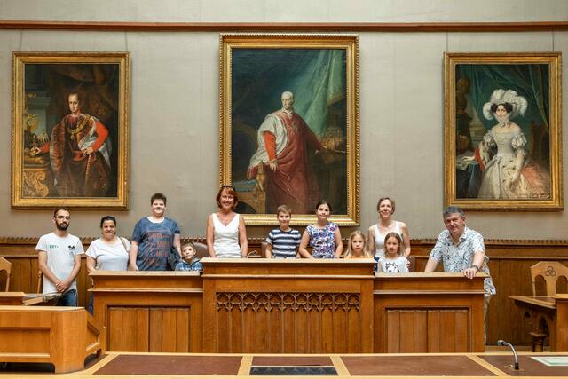 Kinder besuchen den Sitzungssaal im Rathaus. | Foto: 2024psb/c.kollerics