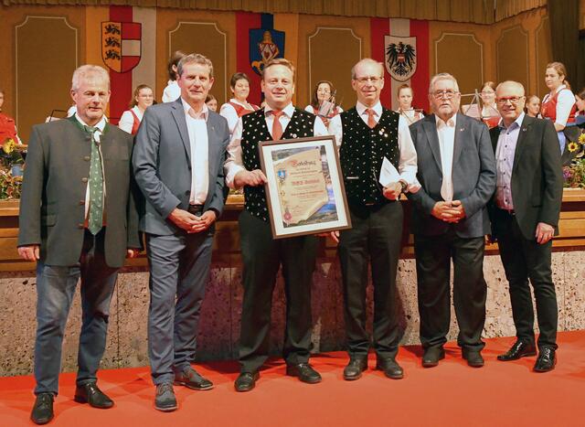 Sportreferent Horst Zwischenberger, BGM Thomas Schäfauer, Andreas Gruntnig Obmann und Robert Lückig Chorleiter des MGV Seeboden (erhielten das Recht zur Führung des Wappens), und die beiden Vizebgm. Ino Bodner und Hans Kapeller | Foto: Reinhard Kager