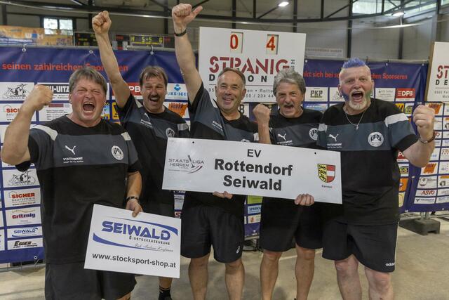 Großer Jubel bei den Mannen des EV Rottendorf Seiwald. Man steht im Halbfinale der Stocksport Staatsliga und will den Titel holen. | Foto: Fabian Bleier