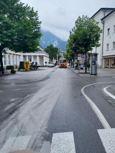 Die Ischler Einsatzkräfte wurden zu einer Ölspur ins Stadtzentrum gerufen. | Foto: ff-badischl.at