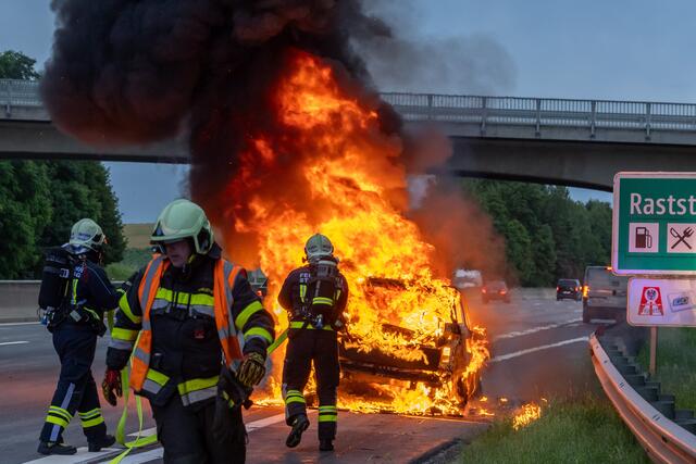 Hybrid-Pkw-Brand auf der A1. | Foto: TEAM FOTOKERSCHI.AT / HANNES DRAXLER