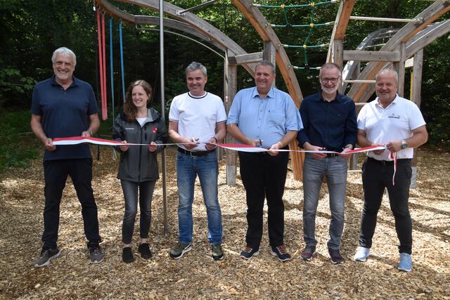 Roland Werthner (Motorikpark-Entwickler), Victoria Dallinger (Bezirksforstinspektion, Land Tirol), Hans Knoll (Obmann Ortsentwicklung), Gerd Erharter (Obmann TVB Kaiserwinkl), Reinhold Flörl (Bürgermeister Gemeinde Kössen), Thomas Schönwälder (Geschäftsführer TVB Kaiserwinkl)
durchschnitten gemeinsam das Band bei der Motorikpark-Eröffnung im Juni. | Foto: Archiv/Johanna Bamberger