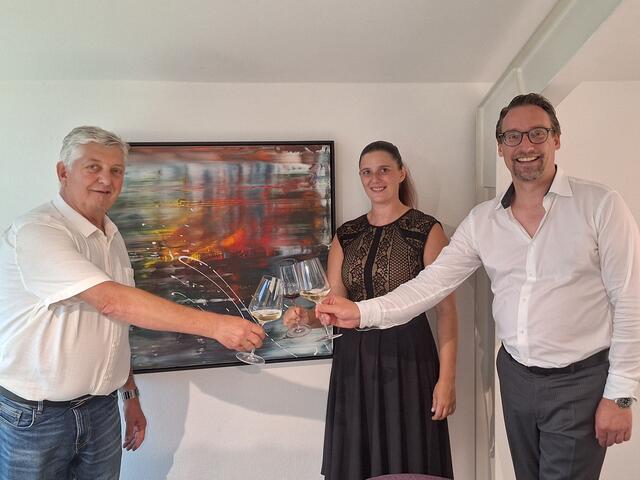 Künstler Manfred Folie (li.) freut sich mit Denise Flohrer und Christian Pfurtscheller über die gelungene Ausstellung in St. Johann