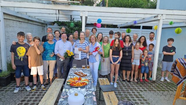 Die Bewohnerinnen und Bewohner der Eglseegasse feierten mit Bezirkschef Wilfried Zankl (SPÖ, Person mit Blumen) die geglückte Sanierung der Eglseegasse. | Foto: BV 12