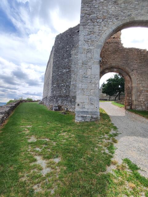 Man kann das Burgareal auch außen umrunden... | Foto: I.Wozonig