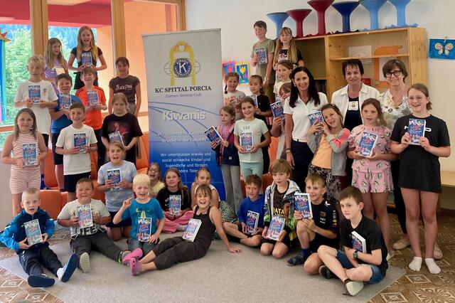 Die Kiwanis Damen mit den Volkschüler:innen | Foto: Privat