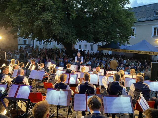 Zahlreiche Menschen kamen zum Konzert in den Kastenhof in Bischofshofen. | Foto: Bundesbahnmusikkapelle Bischofshofen