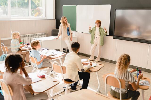 Künftig sollen sich die Schülerinnen und Schüler der Abschlussklassen statt der schriftlichen Arbeit auch für eine zusätzliche mündliche Prüfung entscheiden.  | Foto: Shutterstock
