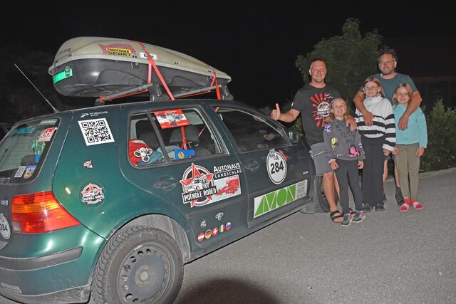 Die beiden Fahrer mit ihren Töchtern Lisa ,Laura und Nina bei ihrer Ankunft zu Hause | Foto: A. Kamin