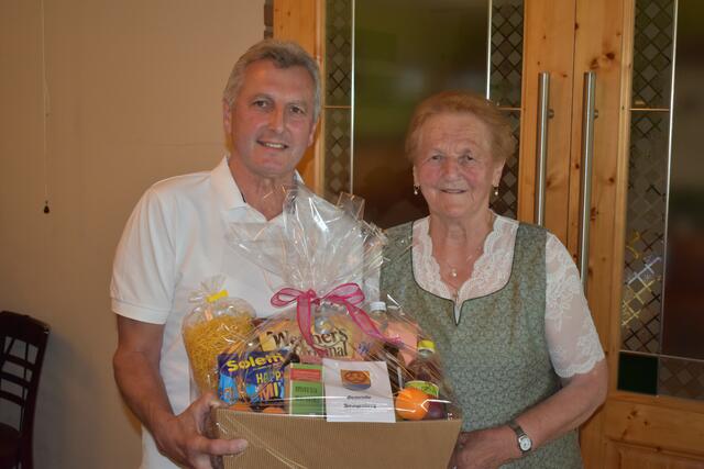 Bürgermeister Manfred Haslehner (l.) gratulierte der Jubilarin herzlich mit einem Geschenkkorb. | Foto: Gemeinde Heiligenberg