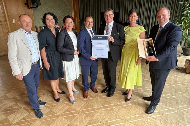 KommR Stefan Balaskovics, KommR Andrea Gottweis, Regionalstellenobfrau Tanja Stöckl, Wirtschaftskammerpräsident Andreas Wirth, KommR Gunter Drexler, Gattin Caroline und Fachgruppengeschäftsführer Christoph Gruber | Foto: WKB