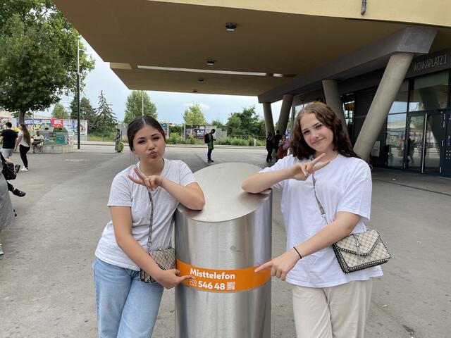 Emilia und Aline zeigen auf die Nummer des Misttelefons hin.  | Foto: Rosa Besler
