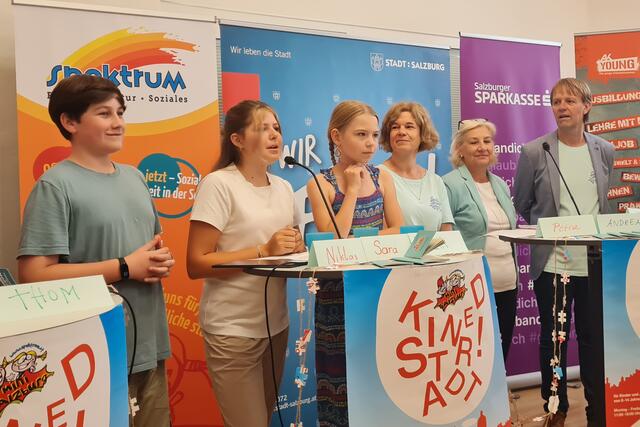 Im Bild: Niklas, Sara, Emilia, Petra Burgstaller (Projektleitung, Verein Spektrum), Andrea Brandner (Stadträtin) und Thomas Schuster (Geschäftsführer Verein Spektrum) | Foto: Land Salzburg/Bernhard Kern