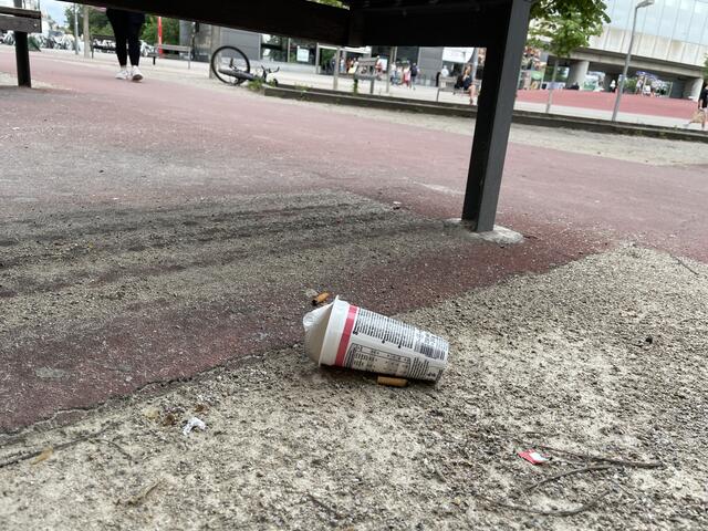 Tschickstummel und ein Joghurtbecher liegen unter einer Bank. | Foto: Rosa Besler