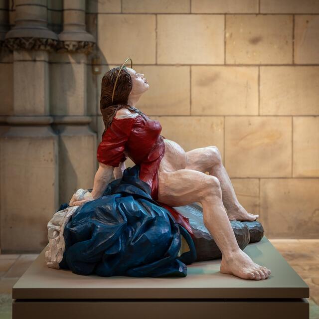 Ester Strauß' Skulptur "crowning" zeigt die Jungfrau Maria aus einer einzigartigen feministischen Perspektive: gebärend. Das hat derart provoziert, dass der Statue der Kopf von bislang Unbekannten abgesägt wurde.  | Foto: Ulrich Kehrer