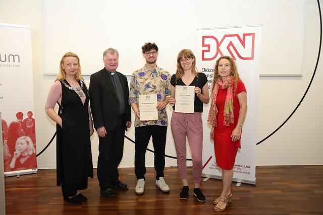 Verleihung des Förderpreises für Bildende Kunst und Architektur 2024 (von links): Rektorin Brigitte Hütter, Bischof Manfred Scheuer, Preisträger Benjamin Altrichter, Preisträgerin Daniela Trinkl, Maria Reitter-Kollmann, Obfrau Diözesankunstverein. | Foto: Mark Sengsbratl