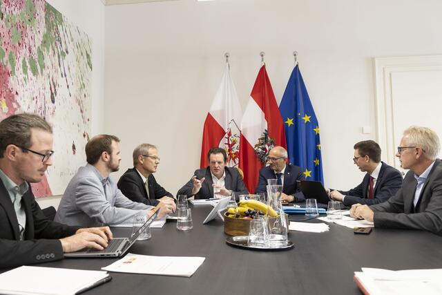 Austausch zu bisherigen Erfahrungen und Eindrücken sowie aktueller Planungen rund um das intelligente Verkehrsmanagementsystem im Landhaus.  | Foto: Land Tirol