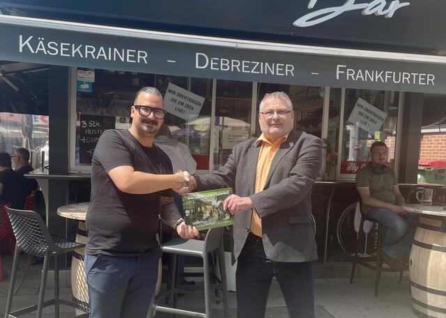 Deniz Yildirim wurde für seine Zivilcourage vom Marktamt mit einer besonderen Ehrung für Freunde und Helfer des Marktamts ausgezeichnet. | Foto: Marktamt Wien