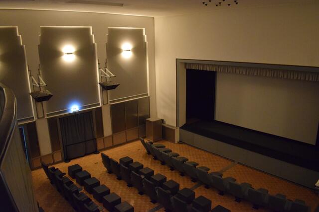 Prunkstück des Kinola ist der, fast komplett erhaltene und restaurierte, Kinosaal "Ferdinand". Hier trifft Tradition Moderne.